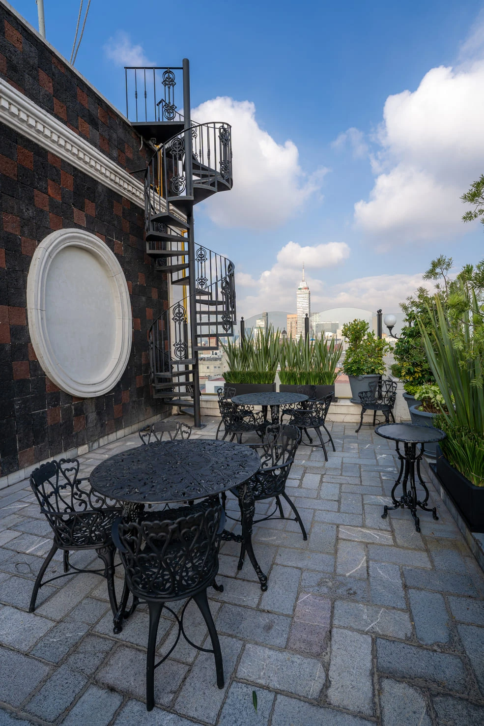 Mesas Y Sillas En Terraza