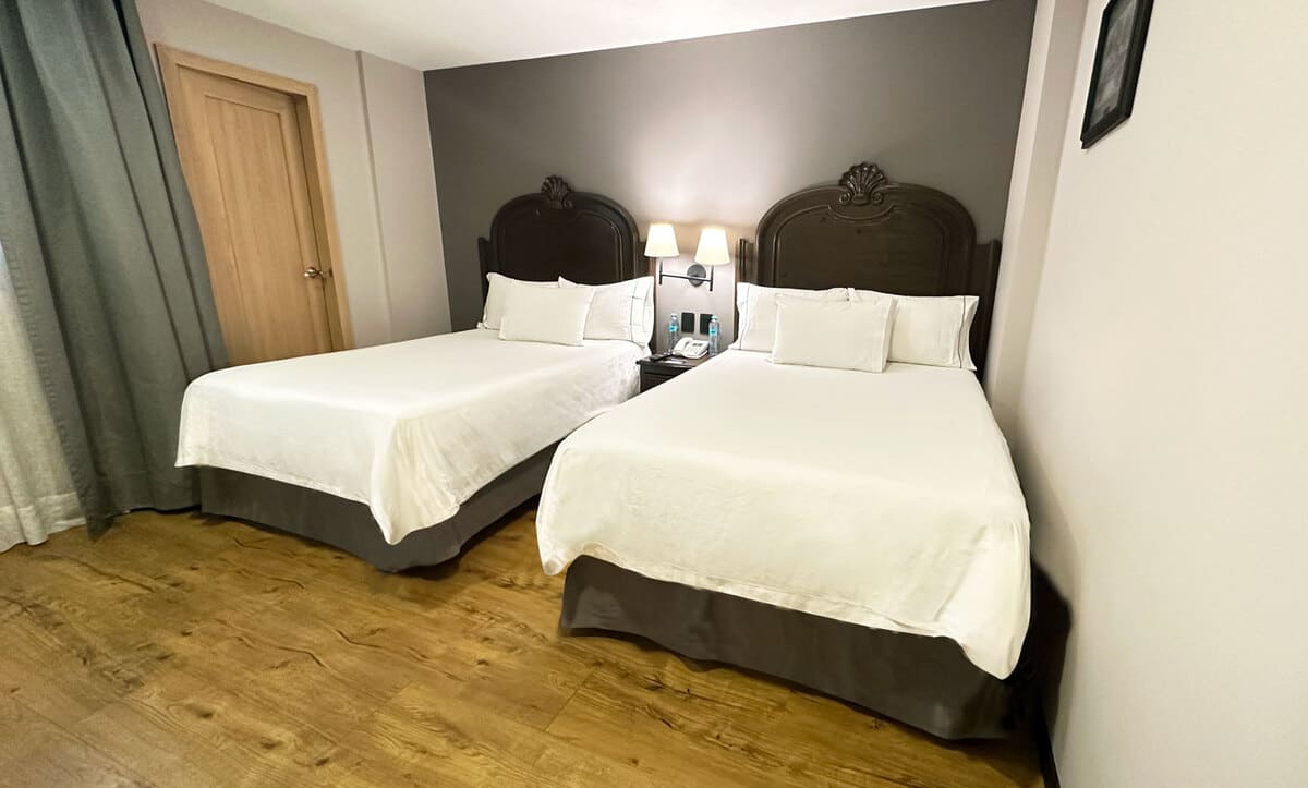Habitacion estandar dos camas matrimoniales vista interna 2A.jpg
