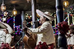 Grupo de mariachis tocando música tradicional mexicana durante una celebración.