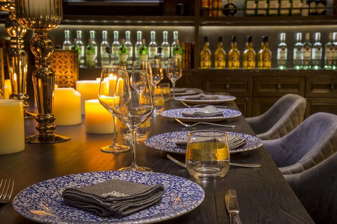 Platos Vasos Y Copas En Una Mesa 1 2