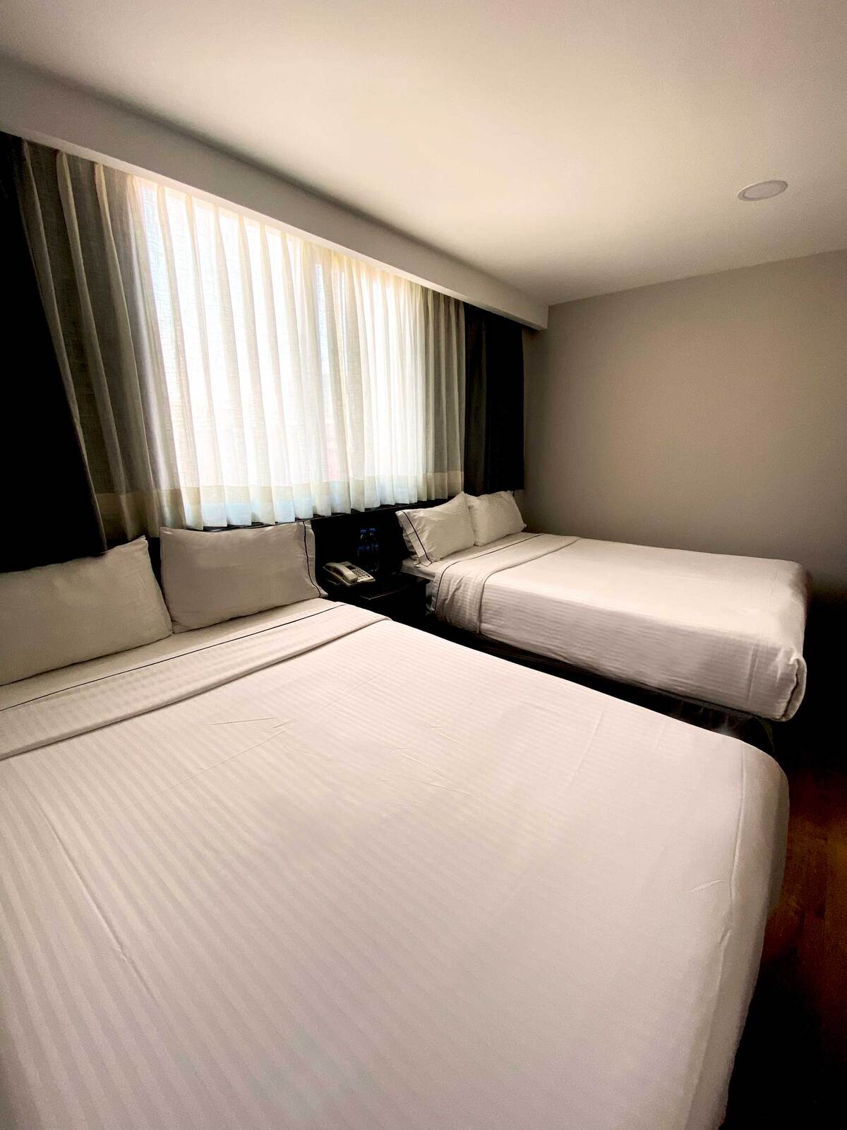habitacion deluxe dos camas matrimoniales vista a la ciudad 2 .jpg