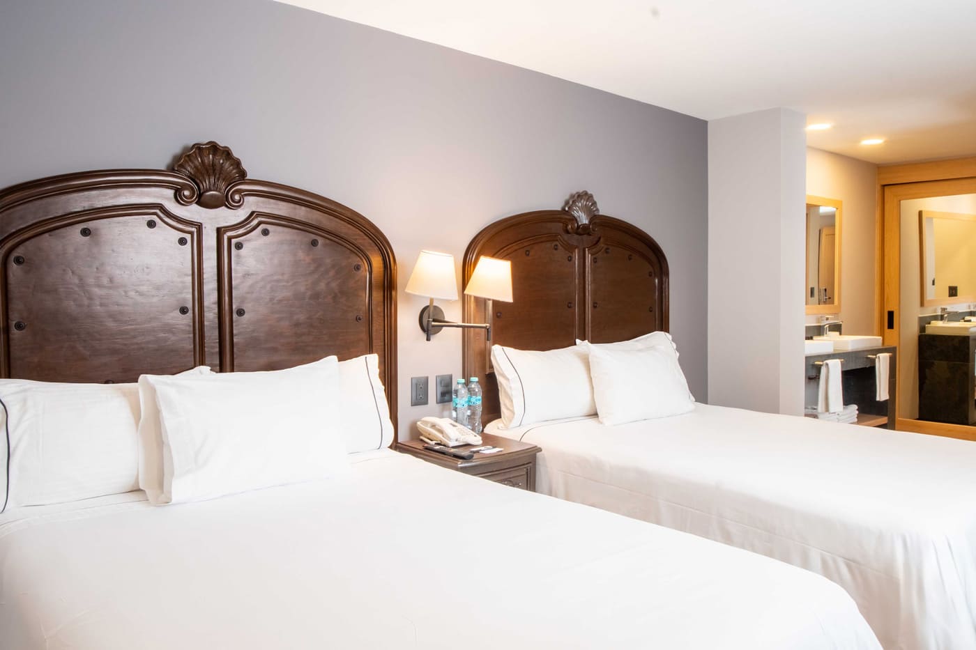 Habitacion deluxe dos camas matrimoniales vista interna .jpg